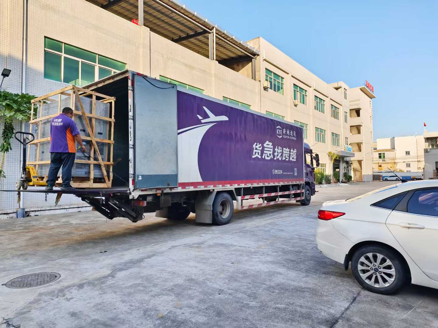 裝車發(fā)走 裝車發(fā)走